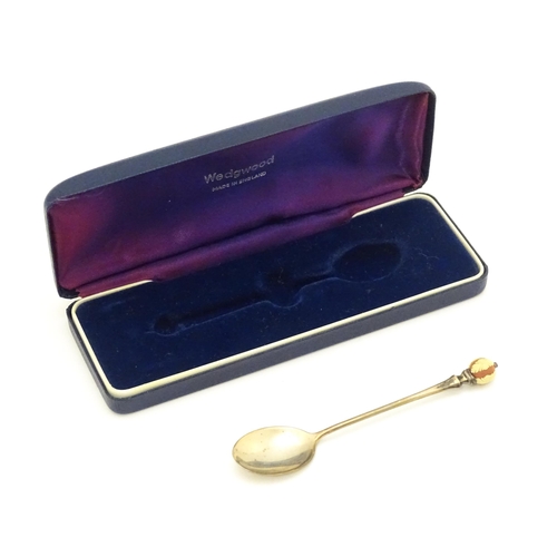 552 - A silver teaspoon surmounted by a Wedgwood Jasperware sphere hallmarked Birmingham 1981. Together wi... 