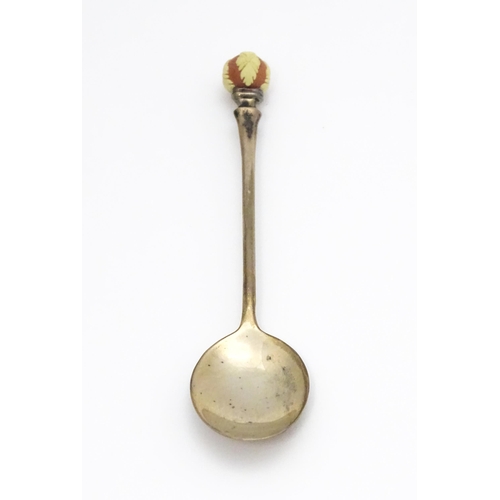 552 - A silver teaspoon surmounted by a Wedgwood Jasperware sphere hallmarked Birmingham 1981. Together wi... 