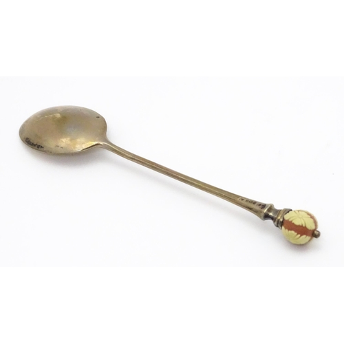 552 - A silver teaspoon surmounted by a Wedgwood Jasperware sphere hallmarked Birmingham 1981. Together wi... 