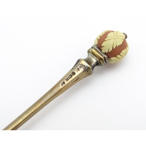 552 - A silver teaspoon surmounted by a Wedgwood Jasperware sphere hallmarked Birmingham 1981. Together wi... 