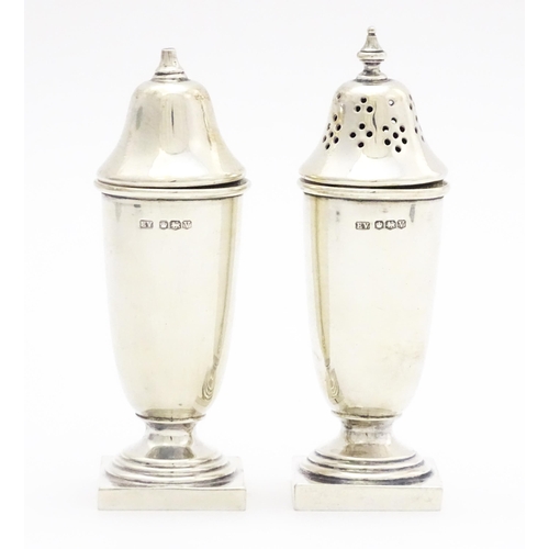 558 - A silver two piece cruet comprising salt and pepper hallmarked Sheffield 1938, maker Viner's Ltd. Ap... 