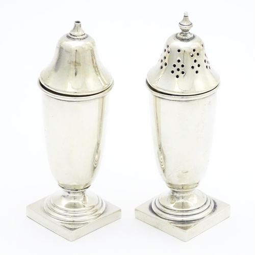 558 - A silver two piece cruet comprising salt and pepper hallmarked Sheffield 1938, maker Viner's Ltd. Ap... 