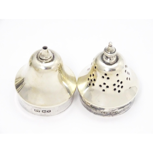 558 - A silver two piece cruet comprising salt and pepper hallmarked Sheffield 1938, maker Viner's Ltd. Ap... 