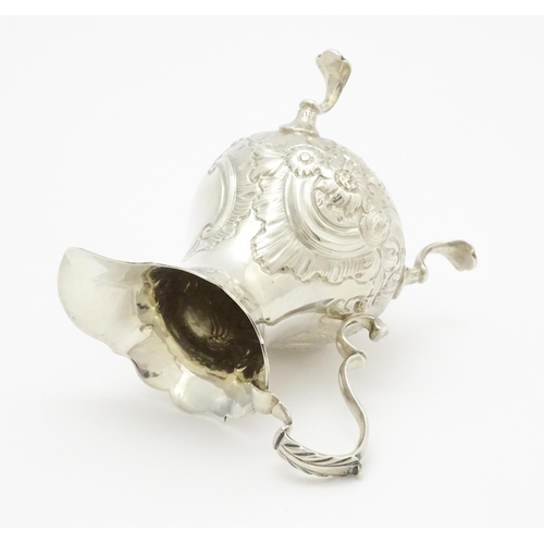 607 - A Geo III silver cream jug with engraved decoration, hallmarked London 1751. Approx. 3 1/4