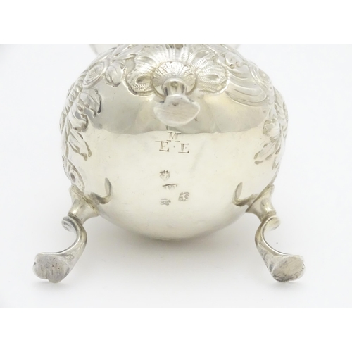 607 - A Geo III silver cream jug with engraved decoration, hallmarked London 1751. Approx. 3 1/4