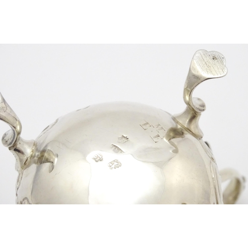 607 - A Geo III silver cream jug with engraved decoration, hallmarked London 1751. Approx. 3 1/4