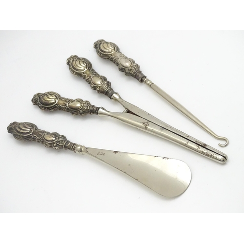 621 - A cased silver handled shoe horn, glove stretchers and button hook hallmarked Birmingham 1907, maker... 