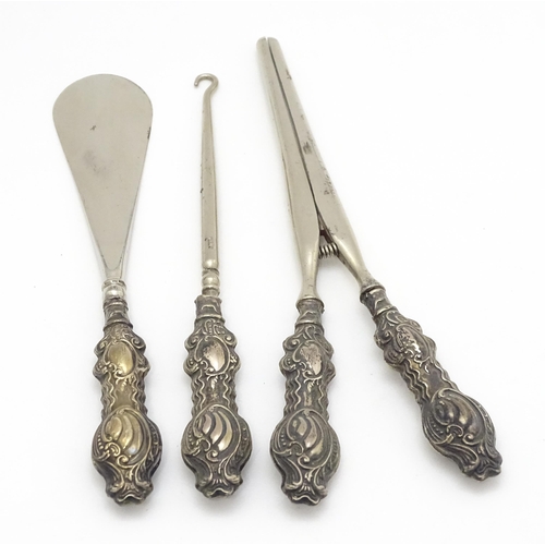 621 - A cased silver handled shoe horn, glove stretchers and button hook hallmarked Birmingham 1907, maker... 