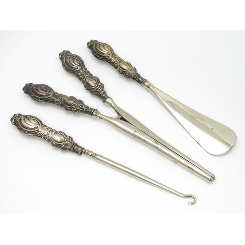 621 - A cased silver handled shoe horn, glove stretchers and button hook hallmarked Birmingham 1907, maker... 