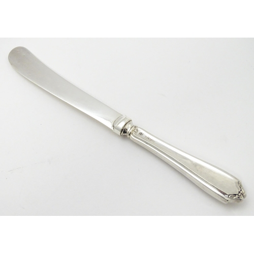 622 - A cased set of silver handled tea / butter knives hallmarked Sheffield 1915, maker James Deakin & So... 