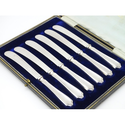 622 - A cased set of silver handled tea / butter knives hallmarked Sheffield 1915, maker James Deakin & So... 