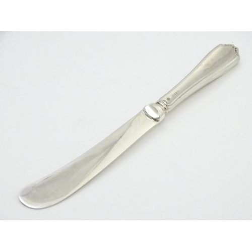 622 - A cased set of silver handled tea / butter knives hallmarked Sheffield 1915, maker James Deakin & So... 