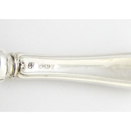 622 - A cased set of silver handled tea / butter knives hallmarked Sheffield 1915, maker James Deakin & So... 