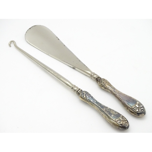 625 - A cased silver handled shoe horn and button hook with bow and swag detail, hallmarked Birmingham 192... 