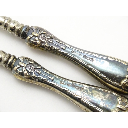 625 - A cased silver handled shoe horn and button hook with bow and swag detail, hallmarked Birmingham 192... 