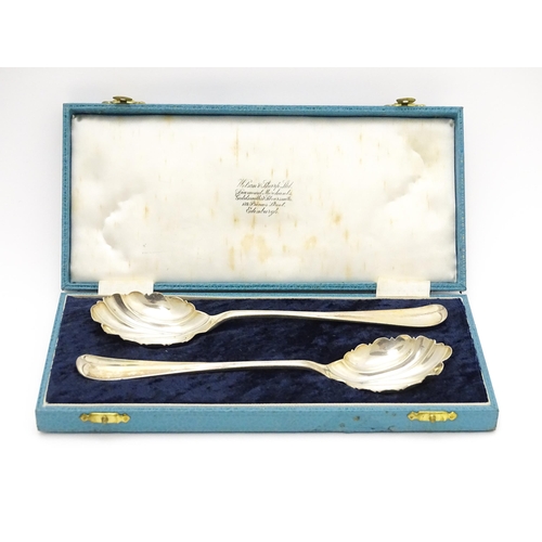 641 - A pair of silver serving spoons hallmarked Sheffield 1919, maker James Deakin & Sons. Cased. Spoons ... 