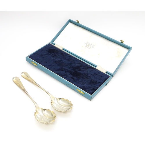 641 - A pair of silver serving spoons hallmarked Sheffield 1919, maker James Deakin & Sons. Cased. Spoons ... 