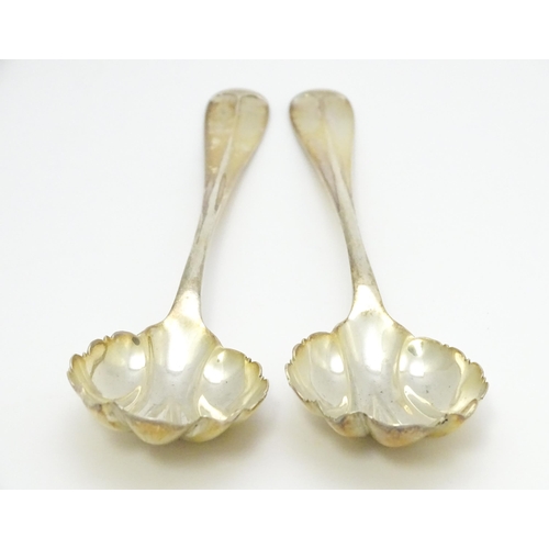 641 - A pair of silver serving spoons hallmarked Sheffield 1919, maker James Deakin & Sons. Cased. Spoons ... 