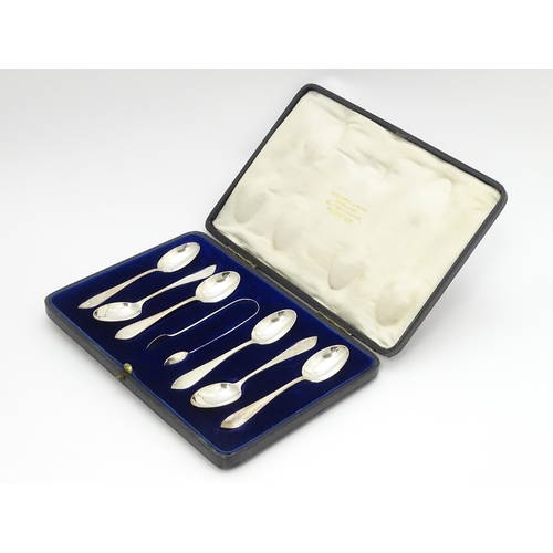 642 - A cased set of six silver teaspoons with sugar tongs en suite, hallmarked London 1914, maker Wakely ... 