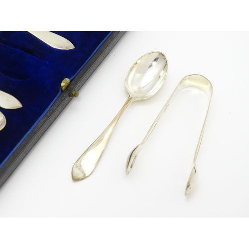 642 - A cased set of six silver teaspoons with sugar tongs en suite, hallmarked London 1914, maker Wakely ... 