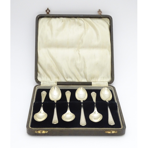 646 - A cased set of six silver teaspoons with crossed golf club detail to handles, hallmarked Sheffield 1... 