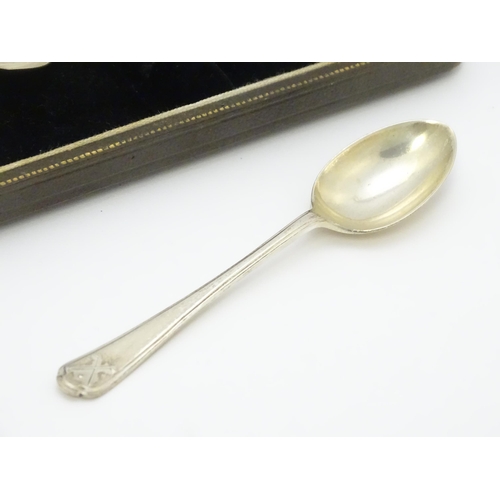 646 - A cased set of six silver teaspoons with crossed golf club detail to handles, hallmarked Sheffield 1... 