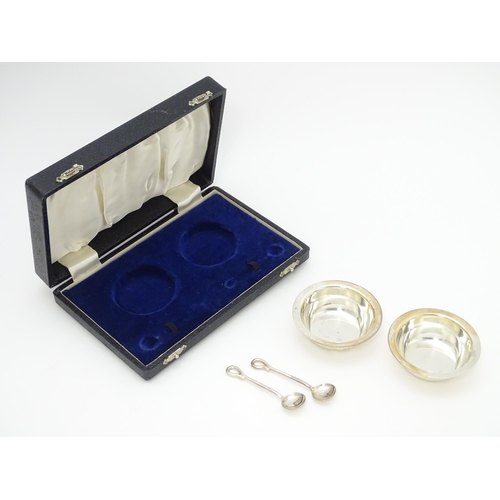 649 - A cased pair of silver salts and spoons hallmarked Birmingham 1942, maker Arnold E. Williams. Case a... 