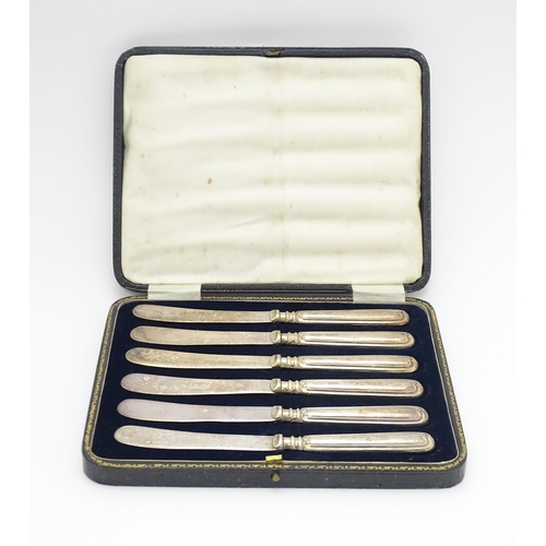 651 - A cased set of silver handled tea knives, hallmarked Sheffield 1921, maker Harrison Fisher & Co. Cas... 