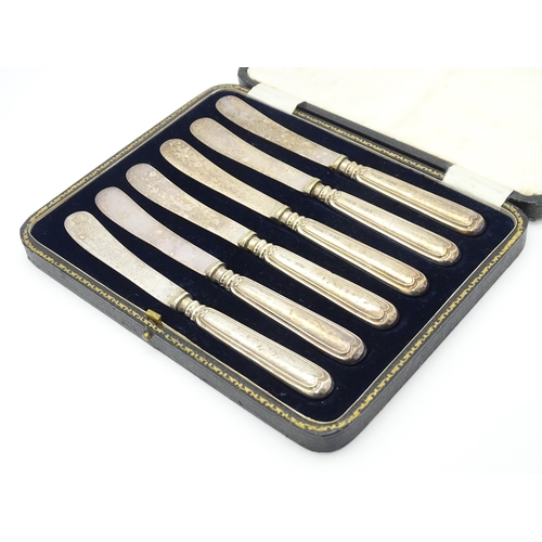 651 - A cased set of silver handled tea knives, hallmarked Sheffield 1921, maker Harrison Fisher & Co. Cas... 