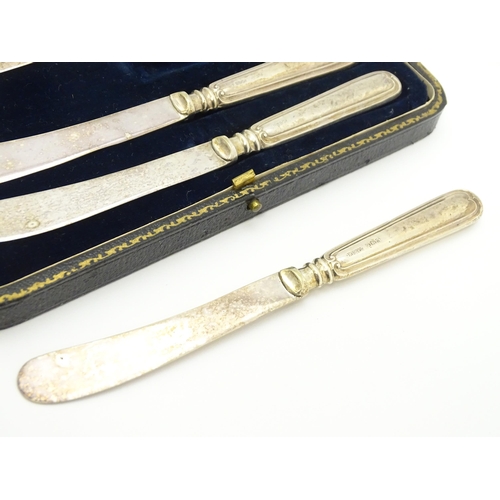 651 - A cased set of silver handled tea knives, hallmarked Sheffield 1921, maker Harrison Fisher & Co. Cas... 