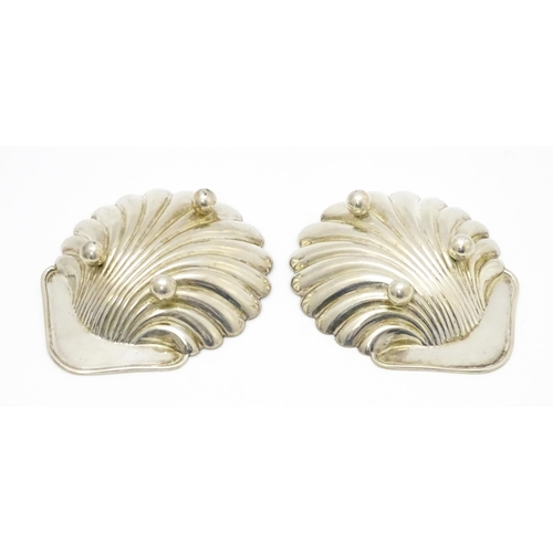 653 - A cased pair of silver butter dishes of scallop shell form, hallmarked Birmingham 1903 maker Minshul... 