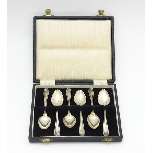 655 - A set of six silver teaspoons hallmarked Sheffield 1930 maker Viners Ltd. Cased. Spoons approx. 4 1/... 