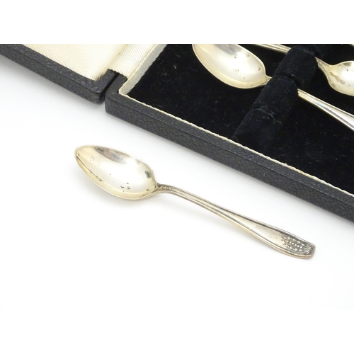 655 - A set of six silver teaspoons hallmarked Sheffield 1930 maker Viners Ltd. Cased. Spoons approx. 4 1/... 