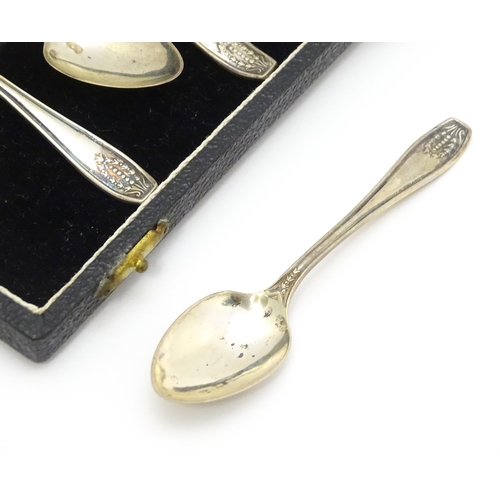 655 - A set of six silver teaspoons hallmarked Sheffield 1930 maker Viners Ltd. Cased. Spoons approx. 4 1/... 