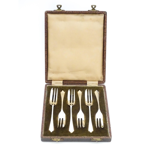 656 - A set of six silver cake forks hallmarked Sheffield 1947, maker Travis Wilson & Co Ltd. Cased. Forks... 