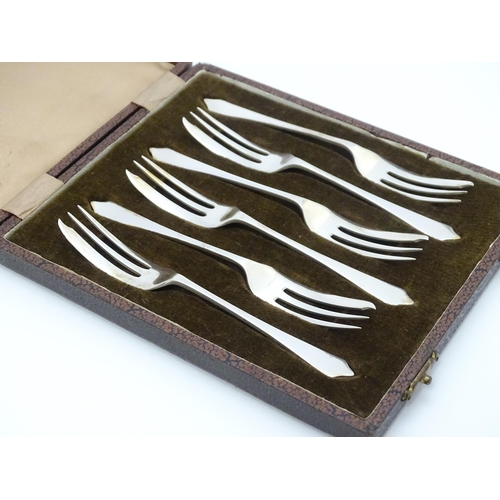 656 - A set of six silver cake forks hallmarked Sheffield 1947, maker Travis Wilson & Co Ltd. Cased. Forks... 