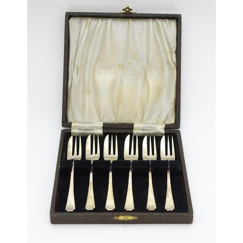 658 - A cased set of six silver cake forks hallmarked Sheffield 1933, maker Thomas Bradbury. Forks approx.... 