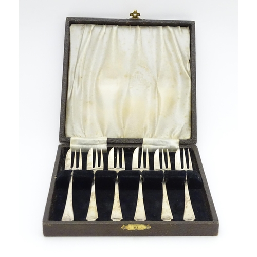 658 - A cased set of six silver cake forks hallmarked Sheffield 1933, maker Thomas Bradbury. Forks approx.... 