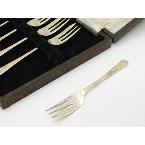 658 - A cased set of six silver cake forks hallmarked Sheffield 1933, maker Thomas Bradbury. Forks approx.... 