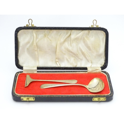 659 - A silver gilt Christening set comprising spoon and pusher hallmarked Sheffield 1959 / 61, maker Vine... 