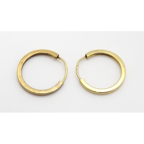 748 - A pair of 9ct gold hoop earrings. Approx. 3/4