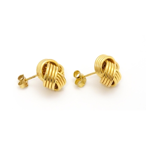 757 - A pair of 9ct gold stud earrings with knot detail. Approx. 1/2