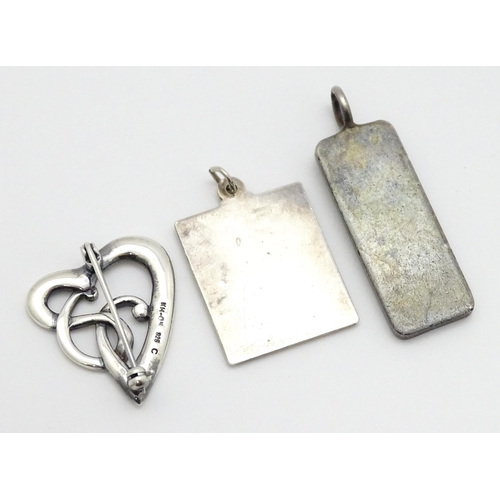 759 - A silver pendant of ingot form hallmarked London 1977 with Silver Jubilee mark, together with a hall... 