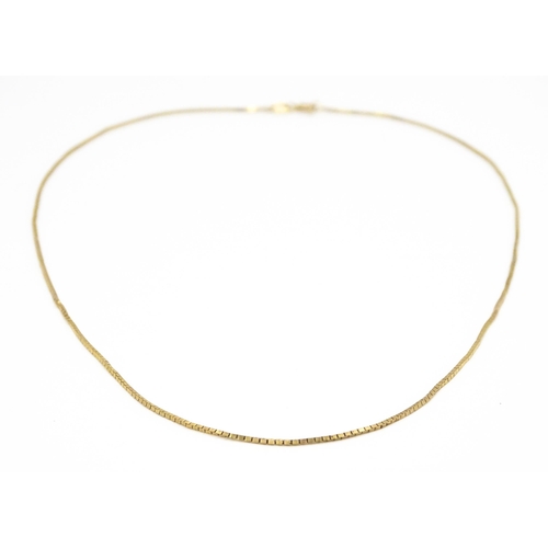 761 - A 9ct gold chain necklace. Approx. 18