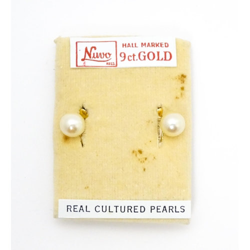 770 - A pair of 9ct gold screw back earrings set with pearls