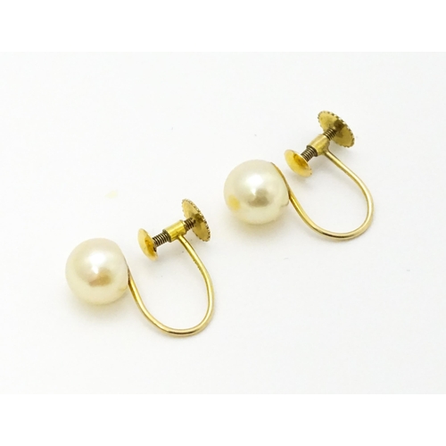 770 - A pair of 9ct gold screw back earrings set with pearls