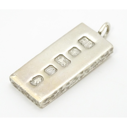 773A - A silver pendant of ingot form hallmarked Sheffield 1977, with Silver Jubilee mark. Approx. 1 3/4