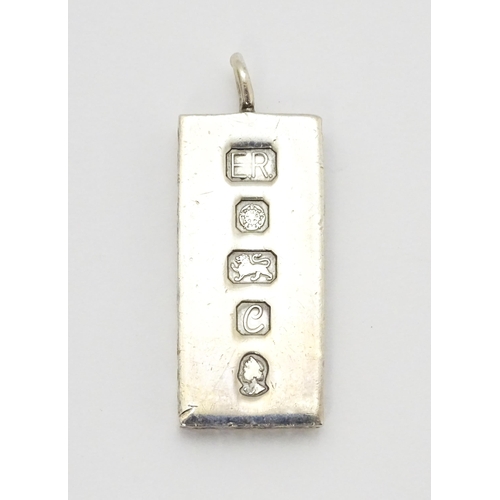 773A - A silver pendant of ingot form hallmarked Sheffield 1977, with Silver Jubilee mark. Approx. 1 3/4