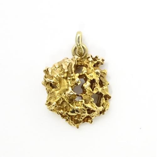 776 - A 9ct gold pendant / charm of nugget form approx. 7/8