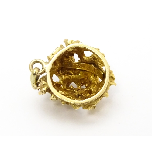 776 - A 9ct gold pendant / charm of nugget form approx. 7/8